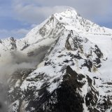 Felsen und Geroell von einem Felssturz liegen auf dem Birchgletscher, an einer Flanke des Berges Bietschhorn im Loetschental, am Montag, 19. Mai 2025, aufgenommen auf einer Alp ueber der Ortschaft Wiler. Das Dorf Blatten VS im Loetschental musste wegen der Gefahr eines Felssturzes komplett evakuiert werden. Betroffen sind rund 300 Personen. (KEYSTONE/Peter Klaunzer)